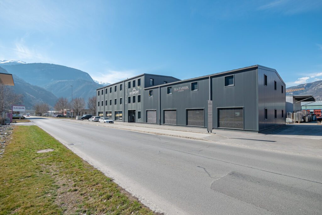 Gewerbehalli in schönem Wetter